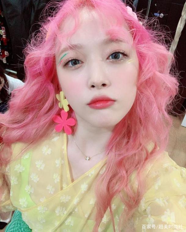 七绝宠物狗：毛茸茸的家庭成员与温馨日常